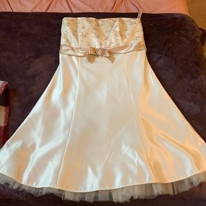 Size 7 looks like a great dress for your flower girl.